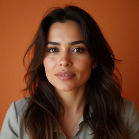 Retrato profesional de Sofía Ramírez, Directora de Arte.